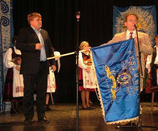2009-ben Dr. Szűcs Lajos a megye minden településének Milleniumi zászlót ajándékozott